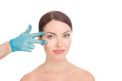 Donna che si prepara per la chirurgia plastica dell'ascensore della palpebra immagini stock libere da diritti Donna che si prepara per la chirurgia plastica dell'ascensore della palpebra immagini stock libere da diritti