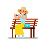 Donna che si siede sul banco di legno e che fa selfie Ragazza con l'espressione sorridente del fronte Progettazione piana variopi royalty illustrazione gratis Donna che si siede sul banco di legno e che fa selfie Ragazza con l'espressione sorridente del fronte Progettazione piana variopi royalty illustrazione gratis