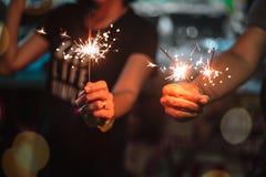 Donna che tiene i fuochi d'artificio fotografia stock Donna che tiene i fuochi d'artificio fotografia stock