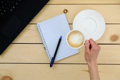 Donna che tiene una tazza di caffè Spazio in bianco vuoto, penna, computer portatile immagine stock libera da diritti Donna che tiene una tazza di caffè Spazio in bianco vuoto, penna, computer portatile immagine stock libera da diritti