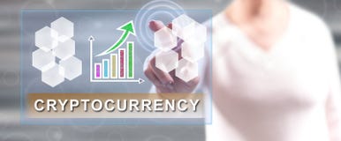 Donna che tocca un concetto di successo di cryptocurrency fotografia stock libera da diritti Donna che tocca un concetto di successo di cryptocurrency fotografia stock libera da diritti
