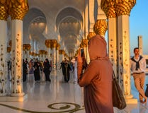 Donna che visita la grande moschea Abu Dhabi fotografie stock libere da diritti Donna che visita la grande moschea Abu Dhabi fotografie stock libere da diritti