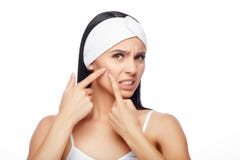 Donna colpita che esamina brufolo sulla fronte immagine stock Donna colpita che esamina brufolo sulla fronte immagine stock