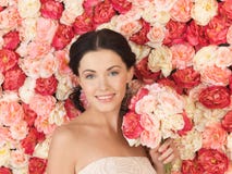 Donna con fondo pieno delle rose fotografia stock Donna con fondo pieno delle rose fotografia stock