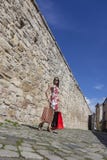 Donna con i sacchetti della spesa in una città fotografia stock Donna con i sacchetti della spesa in una città fotografia stock