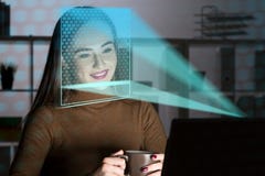 Donna con il computer portatile, riconoscimento di fronte immagini stock Donna con il computer portatile, riconoscimento di fronte immagini stock