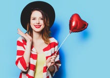 Donna con il giocattolo di forma del cuore immagine stock libera da diritti Donna con il giocattolo di forma del cuore immagine stock libera da diritti