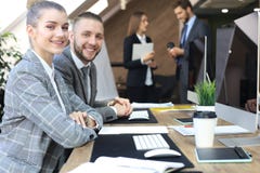 Donna con il suo personale, gruppo di affari della gente nel fondo all'ufficio luminoso moderno all'interno fotografia stock Donna con il suo personale, gruppo di affari della gente nel fondo all'ufficio luminoso moderno all'interno fotografia stock
