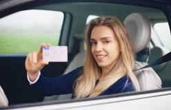 Donna con la patente di guida, giovane driver fotografia stock Donna con la patente di guida, giovane driver fotografia stock