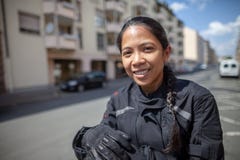 Donna con un casco nero su una motocicletta fotografia stock libera da diritti Donna con un casco nero su una motocicletta fotografia stock libera da diritti