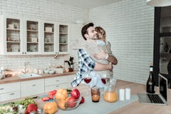 Donna dai capelli lunghi esile sveglia con i grandi orecchini che beve vino rosso immagini stock libere da diritti Donna dai capelli lunghi esile sveglia con i grandi orecchini che beve vino rosso immagini stock libere da diritti