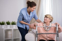 Donna danneggiata con il camminatore immagini stock libere da diritti Donna danneggiata con il camminatore immagini stock libere da diritti