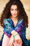 Donna dei capelli ricci fotografia stock Donna dei capelli ricci fotografia stock