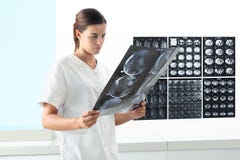 Donna del radiologo che controlla raggi x, sanità, medica fotografia stock Donna del radiologo che controlla raggi x, sanità, medica fotografia stock