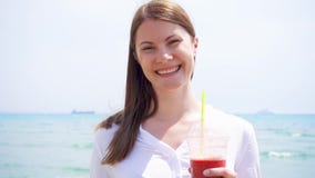 Donna del vegano con il frullato della fragola contro il mare al rallentatore La femmina adatta gode dello stile di vita sano video d archivio Donna del vegano con il frullato della fragola contro il mare al rallentatore La femmina adatta gode dello stile di vita sano video d archivio