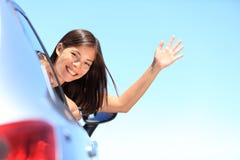 Donna dell'automobile felice sulla corsa di viaggio stradale fotografia stock Donna dell'automobile felice sulla corsa di viaggio stradale fotografia stock