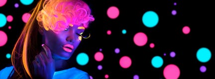 Donna della discoteca di modo Modello ballante alla luce al neon, ritratto della ragazza di bellezza con trucco fluorescente fotografia stock Donna della discoteca di modo Modello ballante alla luce al neon, ritratto della ragazza di bellezza con trucco fluorescente fotografia stock