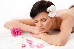 Donna della stazione termale Primo piano di bella donna che ottiene trattamento della stazione termale fotografia stock libera da diritti Donna della stazione termale Primo piano di bella donna che ottiene trattamento della stazione termale fotografia stock libera da diritti