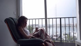 Donna depressa che grida dalla finestra stock footage Donna depressa che grida dalla finestra stock footage