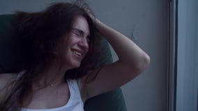 Donna depressa che grida dalla finestra stock footage Donna depressa che grida dalla finestra stock footage