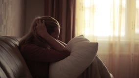 Donna depressa a letto ragazza che grida sullo strato montagna acuta archivi video Donna depressa a letto ragazza che grida sullo strato montagna acuta archivi video