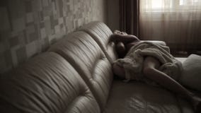 Donna depressa a letto ragazza che grida sullo strato montagna acuta archivi video Donna depressa a letto ragazza che grida sullo strato montagna acuta archivi video