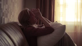 Donna depressa a letto ragazza che grida sullo strato montagna acuta video d archivio Donna depressa a letto ragazza che grida sullo strato montagna acuta video d archivio