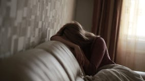 Donna depressa a letto ragazza che grida sullo strato montagna acuta stock footage Donna depressa a letto ragazza che grida sullo strato montagna acuta stock footage
