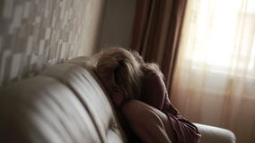 Donna depressa a letto ragazza che grida sullo strato montagna acuta stock footage Donna depressa a letto ragazza che grida sullo strato montagna acuta stock footage