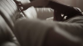 Donna depressa a letto ragazza che grida sullo strato montagna acuta stock footage Donna depressa a letto ragazza che grida sullo strato montagna acuta stock footage