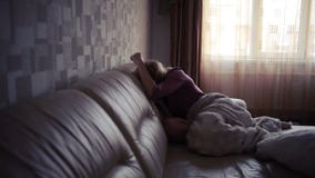 Donna depressa a letto ragazza che grida sullo strato montagna acuta video d archivio Donna depressa a letto ragazza che grida sullo strato montagna acuta video d archivio