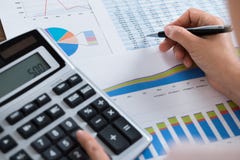 Donna di affari Analyzing Financial Report con il calcolatore immagine stock Donna di affari Analyzing Financial Report con il calcolatore immagine stock