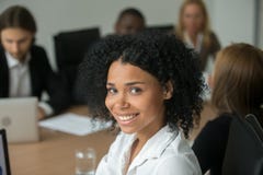 Donna di affari attraente afroamericana alla riunione del gruppo, testa fotografia stock libera da diritti Donna di affari attraente afroamericana alla riunione del gruppo, testa fotografia stock libera da diritti