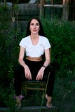 Donna di affari castana attraente che si rilassa sul prato fotografie stock Donna di affari castana attraente che si rilassa sul prato fotografie stock