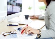 Donna di affari che lavora al calcolatore immagini stock libere da diritti Donna di affari che lavora al calcolatore immagini stock libere da diritti