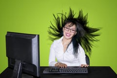 Donna di affari che lavora con il suo salto dei capelli immagini stock Donna di affari che lavora con il suo salto dei capelli immagini stock