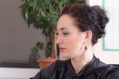 Donna di affari che si siede nell'ufficio Fotografia Stock Libera da Diritti Donna di affari che si siede nell'ufficio Fotografia Stock Libera da Diritti