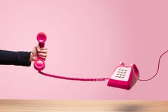 Donna di affari che tiene il telefono rosso immagine stock Donna di affari che tiene il telefono rosso immagine stock