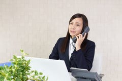Donna di affari con un telefono immagine stock libera da diritti Donna di affari con un telefono immagine stock libera da diritti