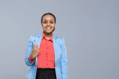 Donna di affari felice di sorriso di affari della donna della tenuta della compressa della ragazza afroamericana giovane del comp immagini stock Donna di affari felice di sorriso di affari della donna della tenuta della compressa della ragazza afroamericana giovane del comp immagini stock