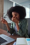 Donna di affari frustrata Tired nel luogo di lavoro fotografie stock libere da diritti Donna di affari frustrata Tired nel luogo di lavoro fotografie stock libere da diritti