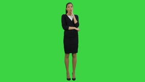 Donna di affari preoccupata che morde le sue unghie e che guarda fuori al lato su uno schermo verde, chiave di intensità archivi video Donna di affari preoccupata che morde le sue unghie e che guarda fuori al lato su uno schermo verde, chiave di intensità archivi video