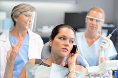 Donna di affari scortese sul telefono in ufficio dentario fotografie stock Donna di affari scortese sul telefono in ufficio dentario fotografie stock
