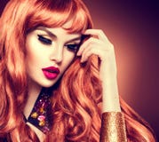 Donna di bellezza con capelli rossi ricci lunghi sani fotografie stock Donna di bellezza con capelli rossi ricci lunghi sani fotografie stock