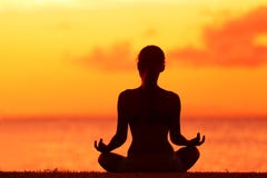 Donna di benessere che fa meditazione di yoga di zen sulla spiaggia fotografia stock libera da diritti Donna di benessere che fa meditazione di yoga di zen sulla spiaggia fotografia stock libera da diritti