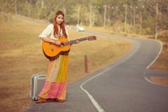 Donna di hippy che gioca musica e ballare Fotografie Stock Donna di hippy che gioca musica e ballare Fotografie Stock