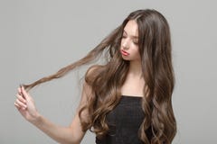 Donna di modo, confusione dei capelli Capelli ondulati lunghi immagini stock libere da diritti Donna di modo, confusione dei capelli Capelli ondulati lunghi immagini stock libere da diritti