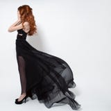 Donna di modo in vestito nero d'ondeggiamento Priorità bassa bianca fotografie stock Donna di modo in vestito nero d'ondeggiamento Priorità bassa bianca fotografie stock