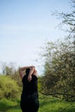 Donna di peso eccessivo che allunga rilassamento delle mani fotografia stock Donna di peso eccessivo che allunga rilassamento delle mani fotografia stock