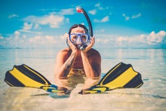 Donna di Snorkeler divertendosi sulla spiaggia tropicale fotografie stock libere da diritti Donna di Snorkeler divertendosi sulla spiaggia tropicale fotografie stock libere da diritti